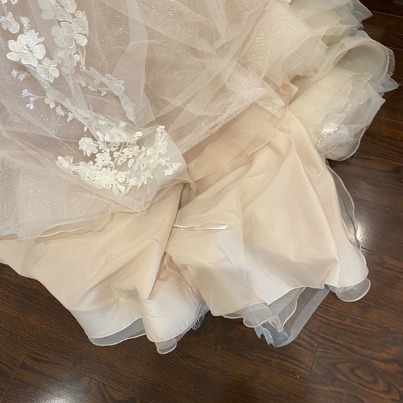 Wedding gown-Essence of Australia D2848 - Picture 6 of 10